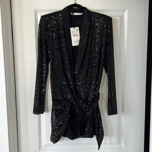 You can use like blazer or dress. Size Small. Zara. Length 32’. Width 17’